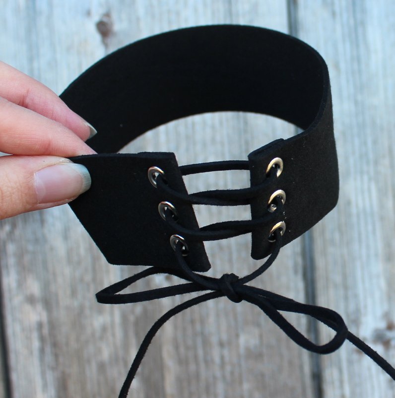 neuer, breiter, schwarzer Faux Wildleder Choker mit Schnürung