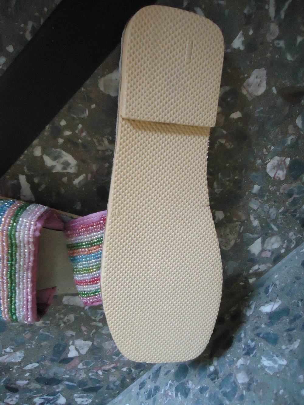 Schlappen mit hunderten von Perlen bestickt