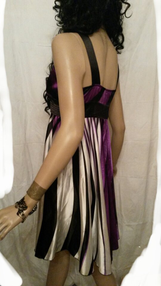 Empire-Stil im vorteilhaftem Streifendessin 