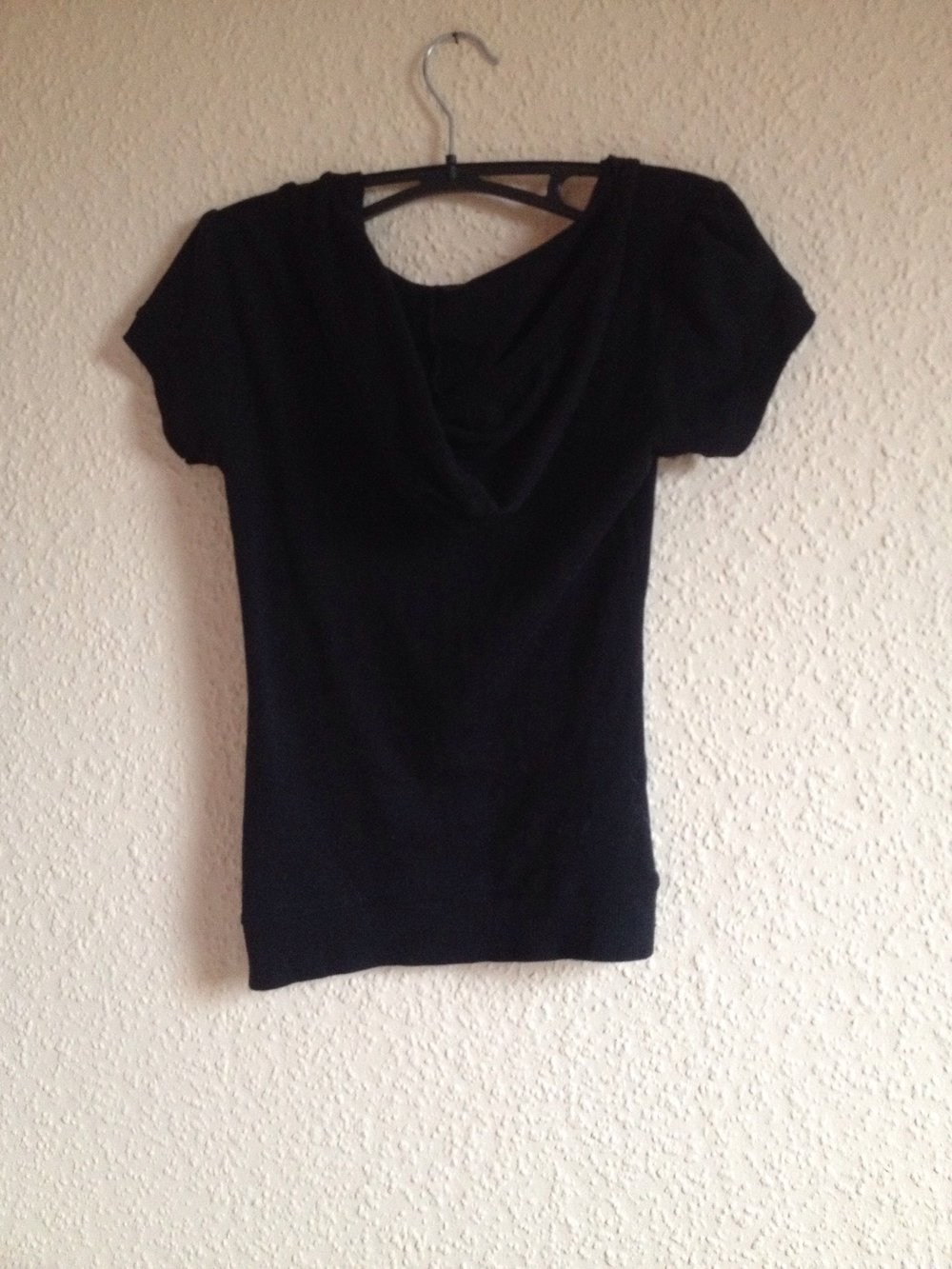 schwarzes T-Shirt mit Kapuze