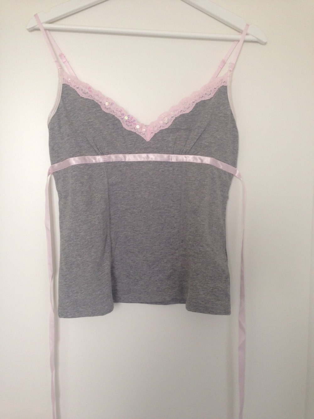 graues Träger Top mit Spitze