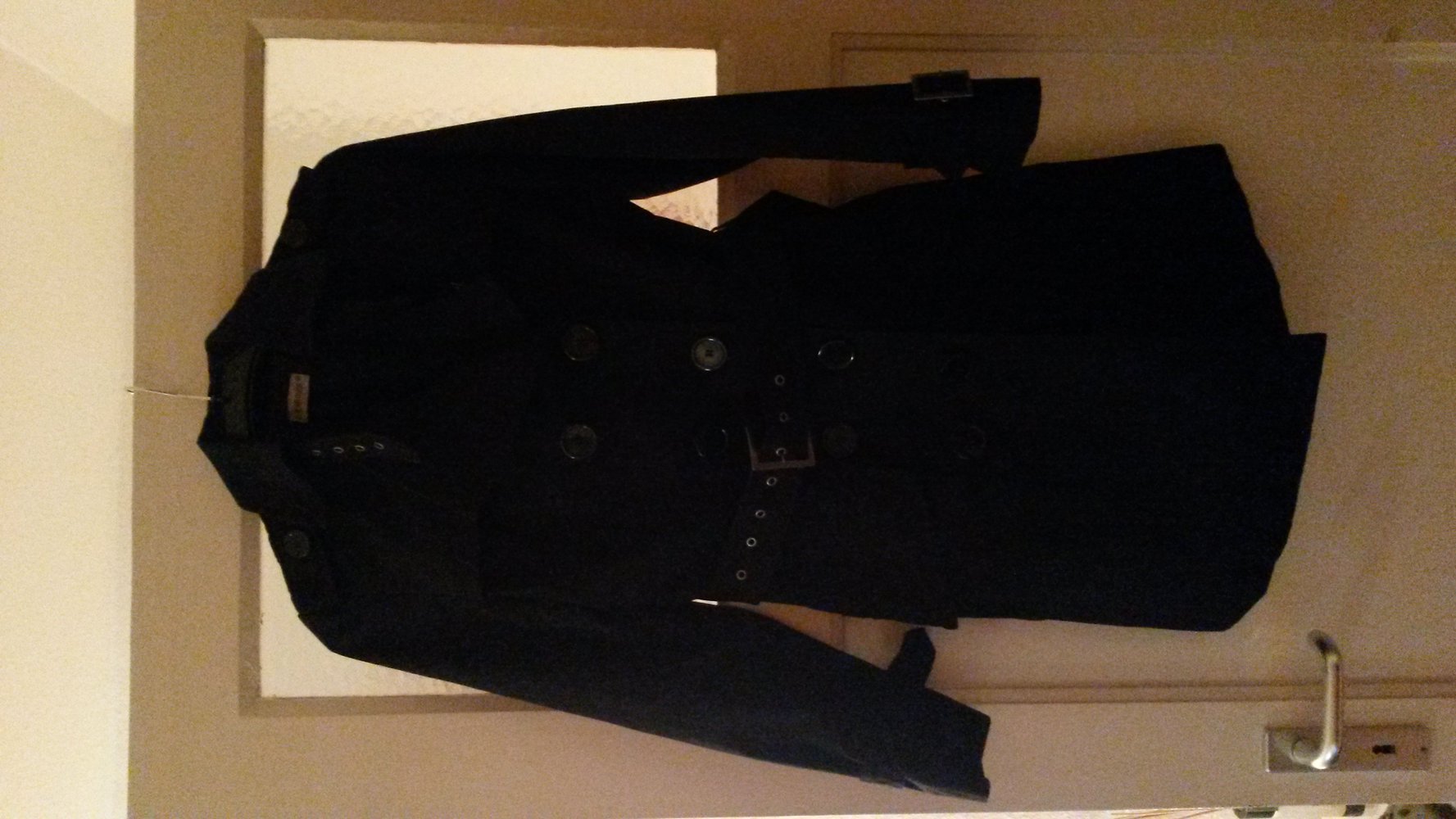 Eleganter Schwarzer Mantel mit Schnalen