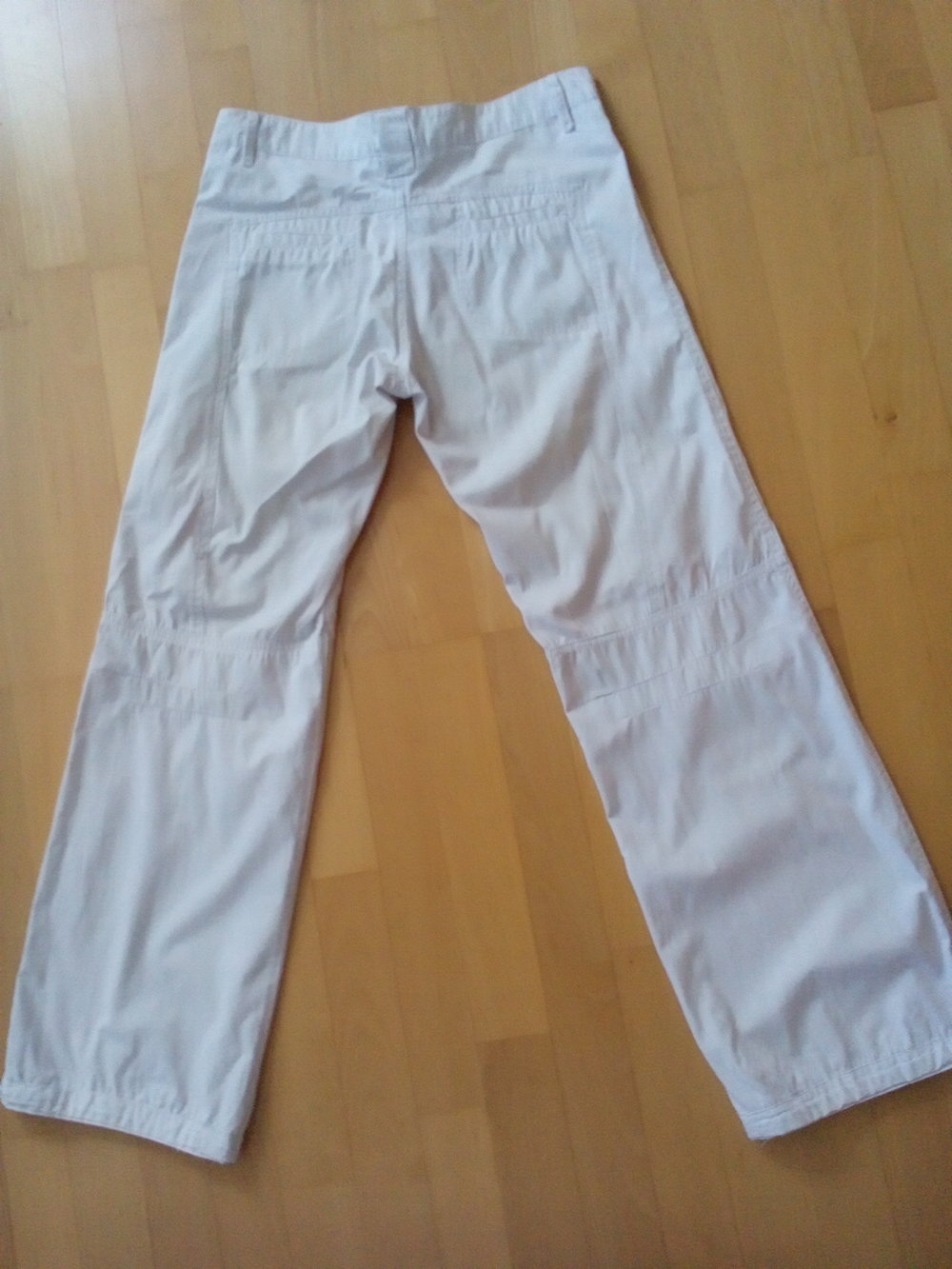 Luftige weiße Sommerhose