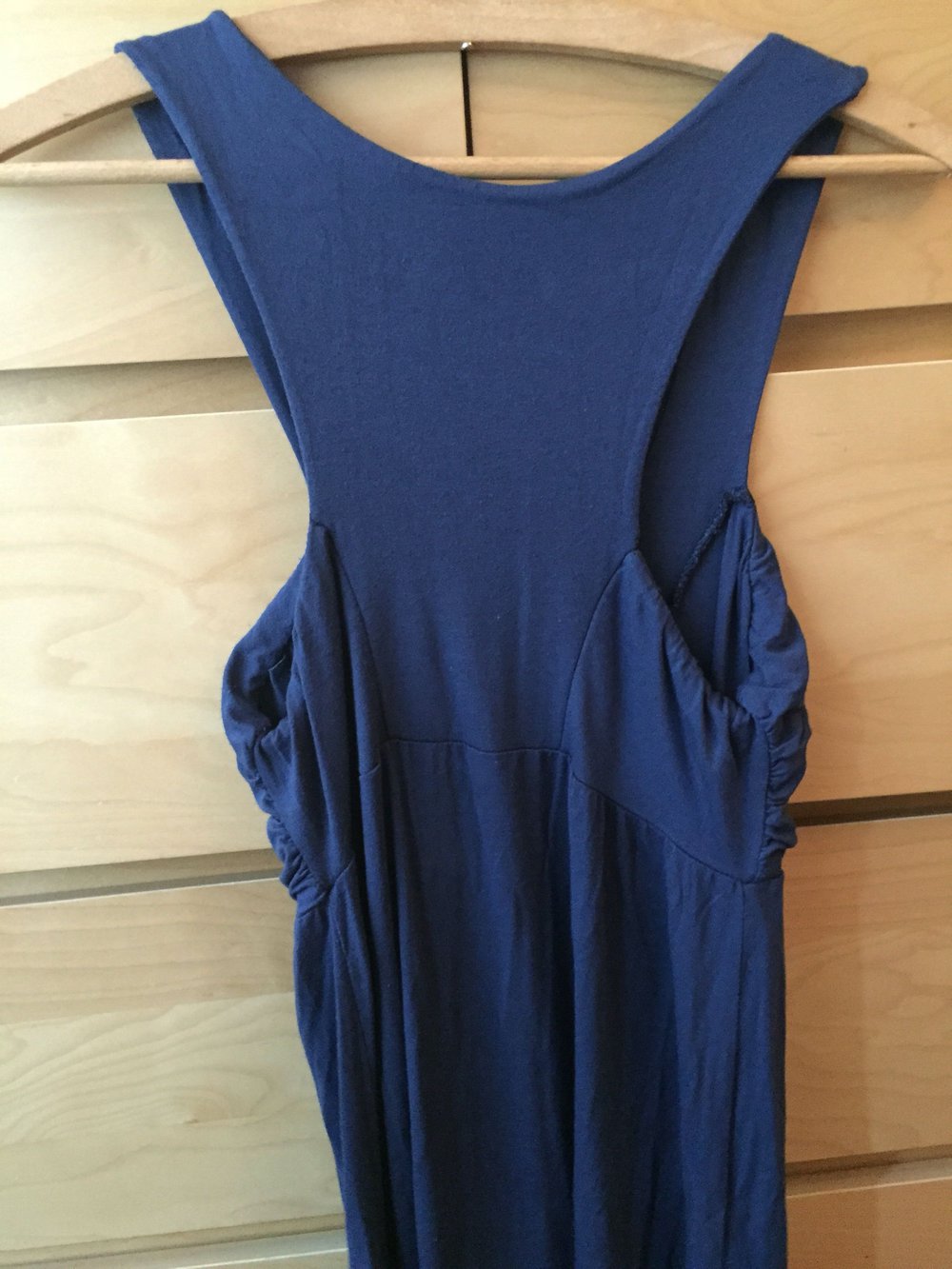 Blaues Sommerkleid mit Ringerrücken