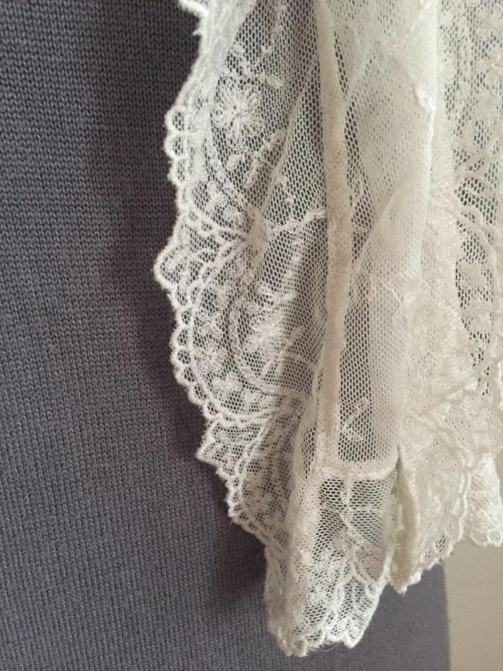 feiner Schal aus Spitze - creme weiss