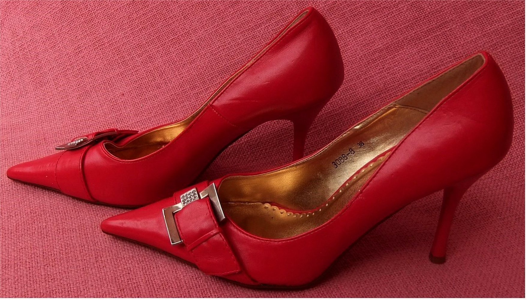 Spitzlaufende Bella Women Pumps rot mit Schnalle - Größe 38 - Absatz ca.8,5 cm