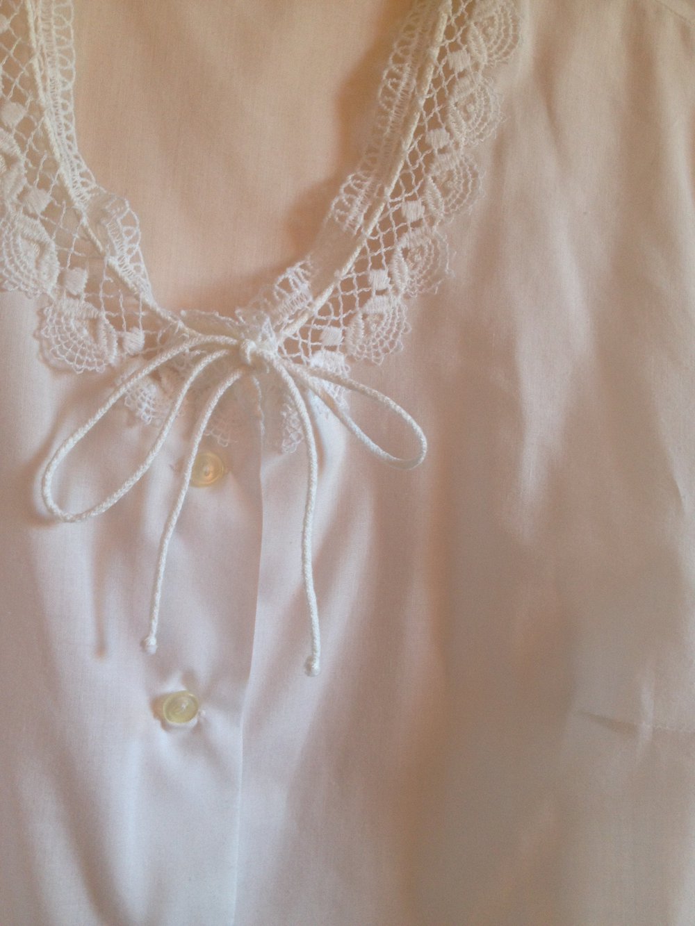 weiße Bluse zum knoten