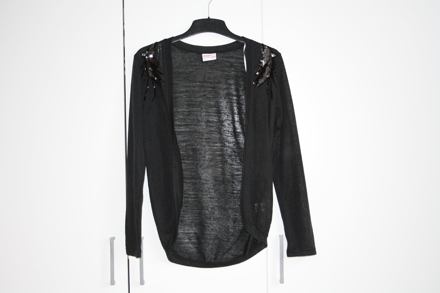 * schwarze Strickjacke mit Pailletten