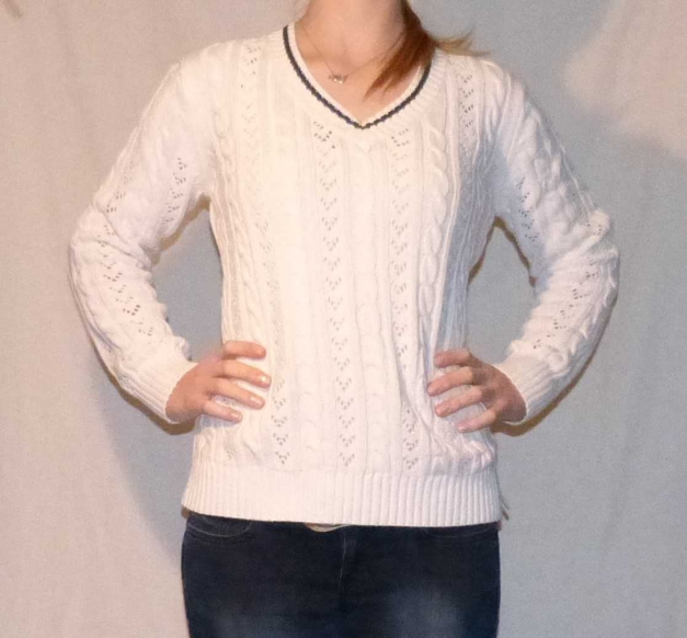 weißer Wollpulli mit blauem Kragen