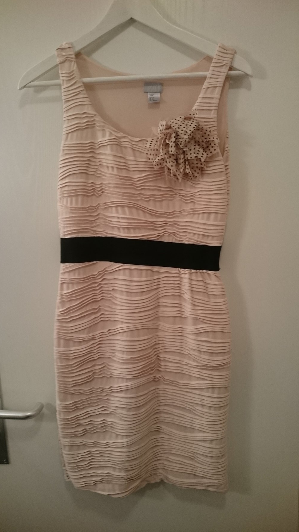 Süßes, leicht rose-beige farbenes Kleid mit schwarzem Detail und süßer Brosche