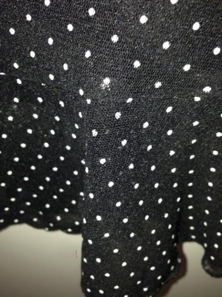 Rock, schwarz mit weißen Punkten