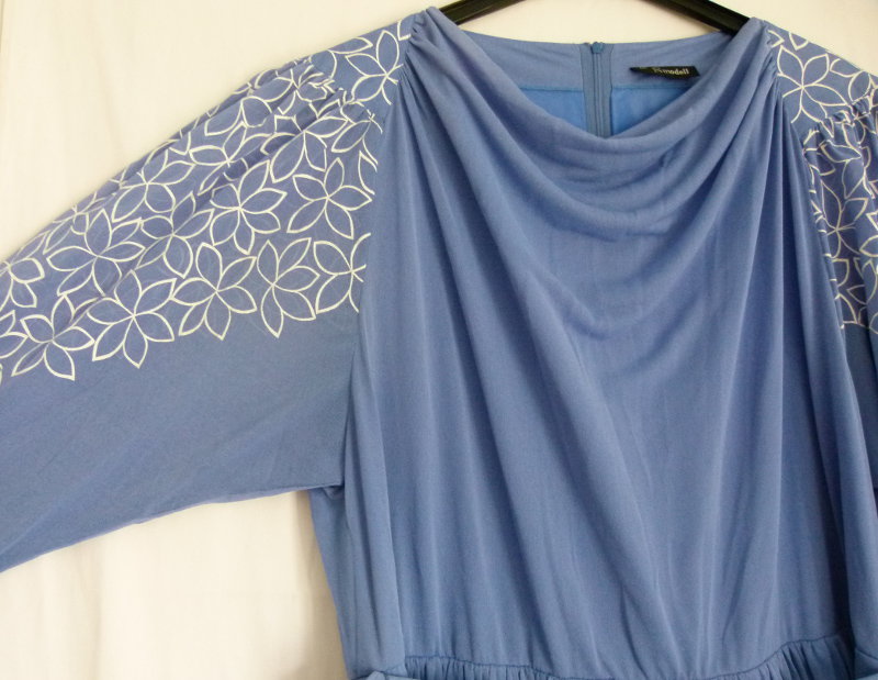 Abendkleid in mittlelblau, schön schwingend, mit weißen Blütendruck, Vintage Retro Mori Floral Festlich