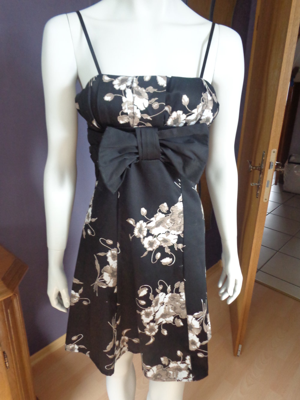 schwarzes Kleid mit weiß / braunen Blumendruck