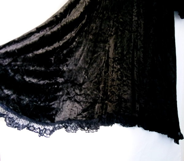Gothic-Samt-Kleid, bodenlang mit ausgestellten Ärmeln, Spitzenbesatz, schwarz