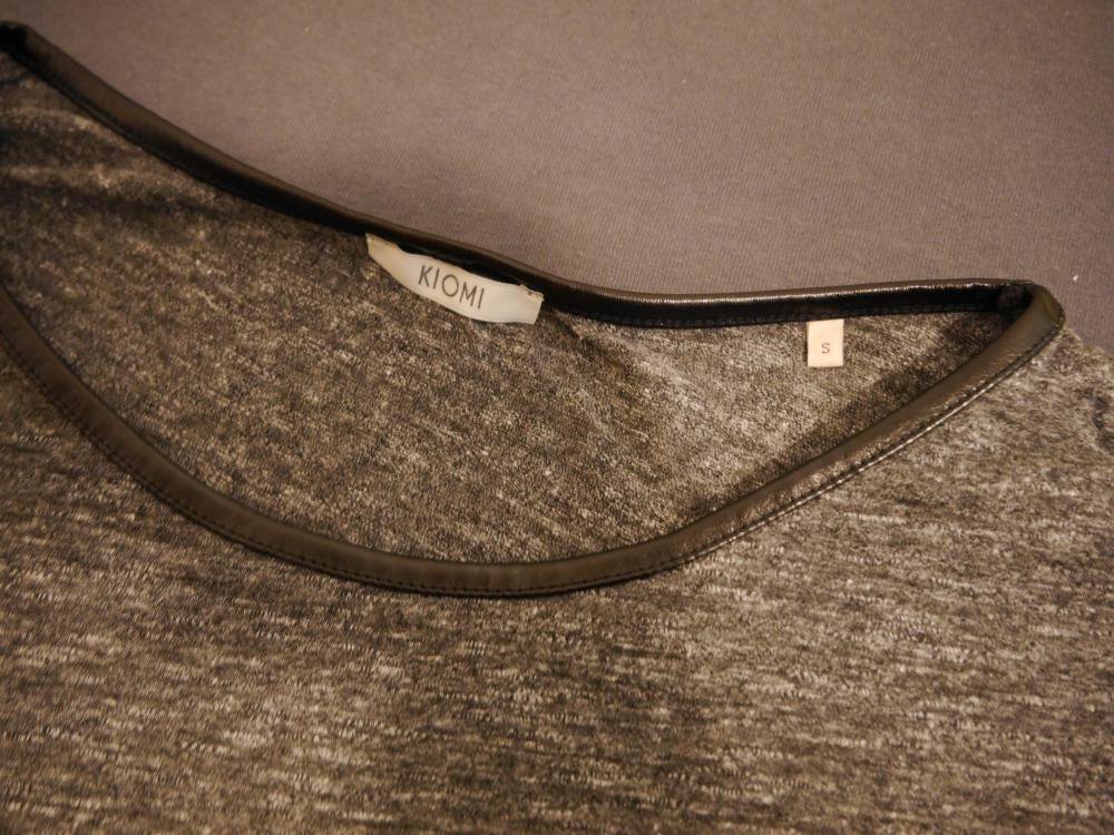 weites graumeliertes T-Shirt von Kiomi mit Kunstledereinsätzen