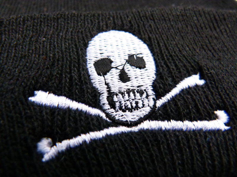 Totenkopf Piraten Mütze Strickmütze, schwarzer Feinstrick mit Stickerei, Gothic Emo Metal Winter Punk