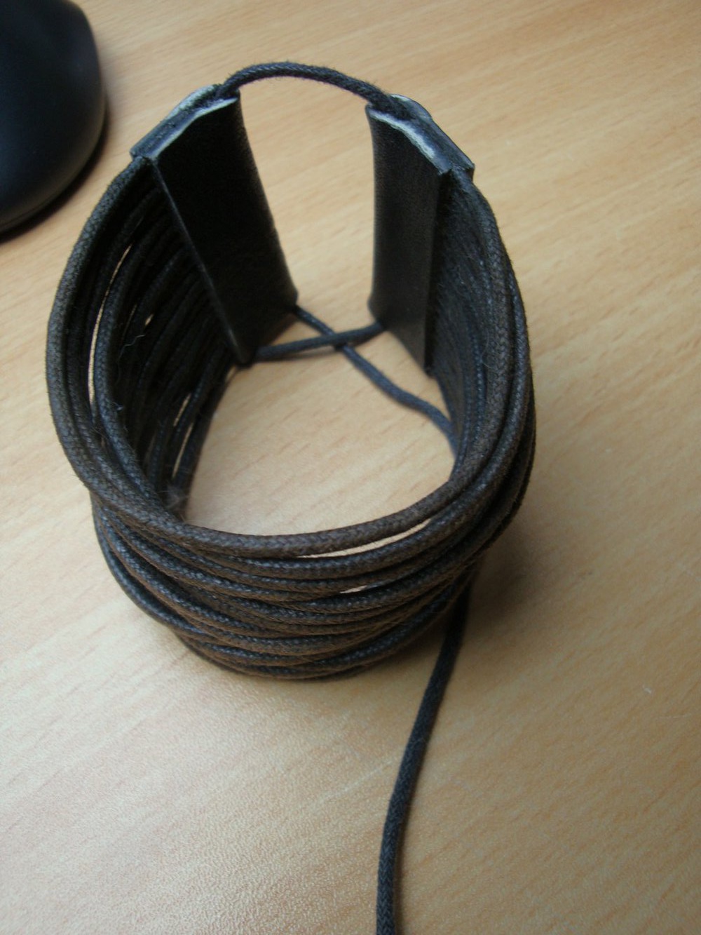 schwarz-braunes breites Armband Schnur Leder