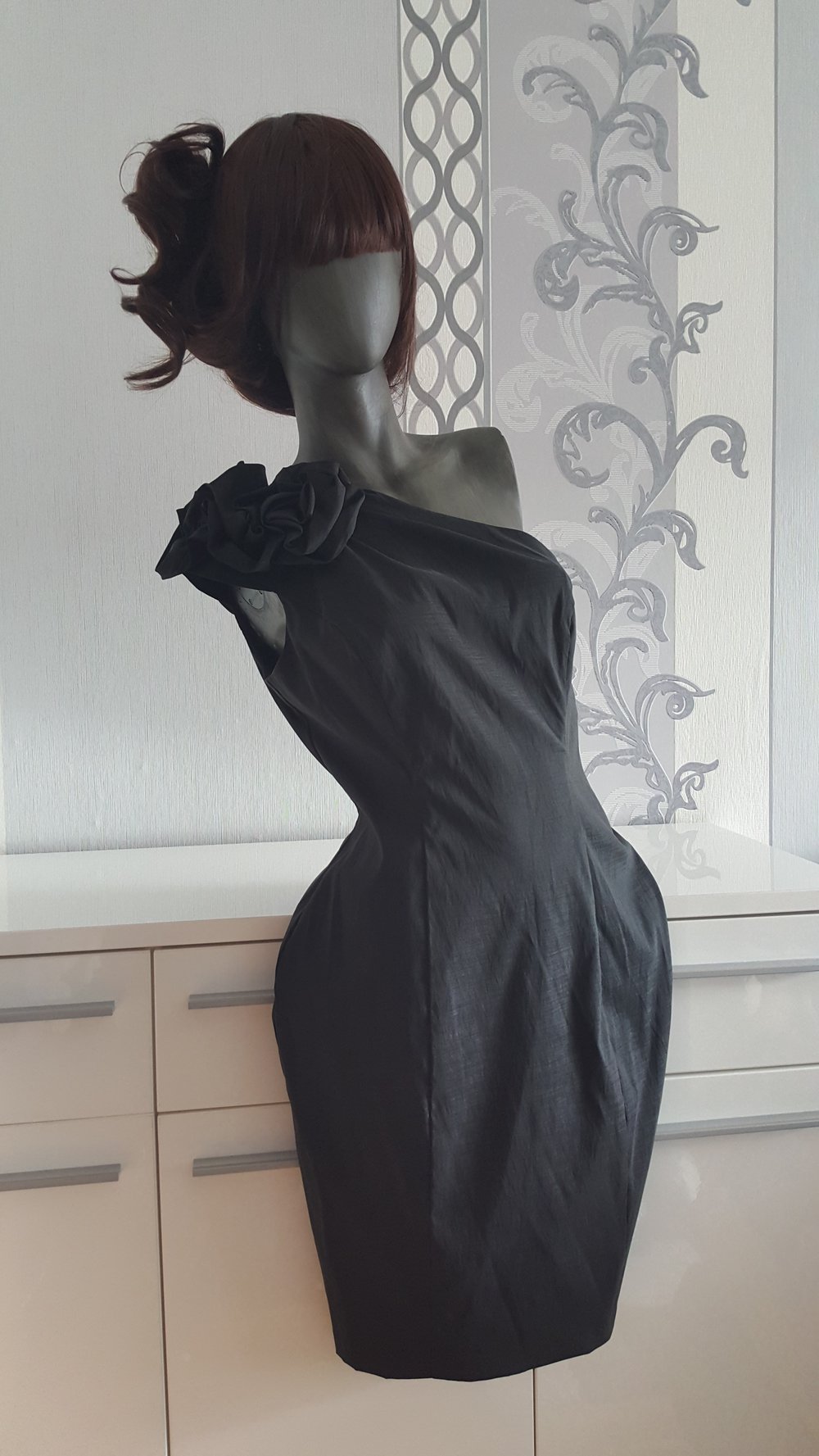 Elegantes Kleid mit 3D Blume Schwarz Figurbetonend ausgez. 12 38 40 M L evtl XL 42 dehnbar Neu