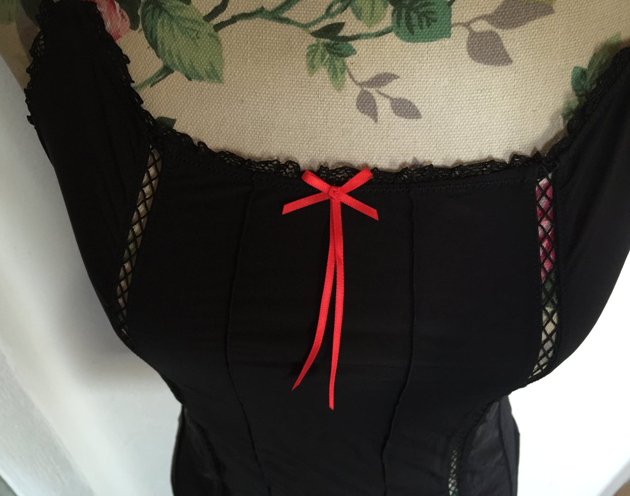 Schwarzes Negligé mit Spitze