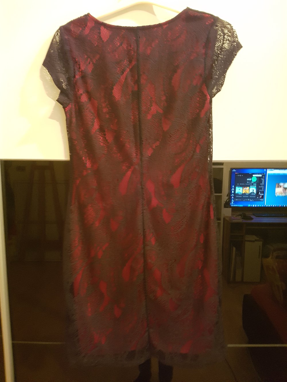 Schickes Rot Schwarzes Kleid Mit Spitze Kleiderkorb De