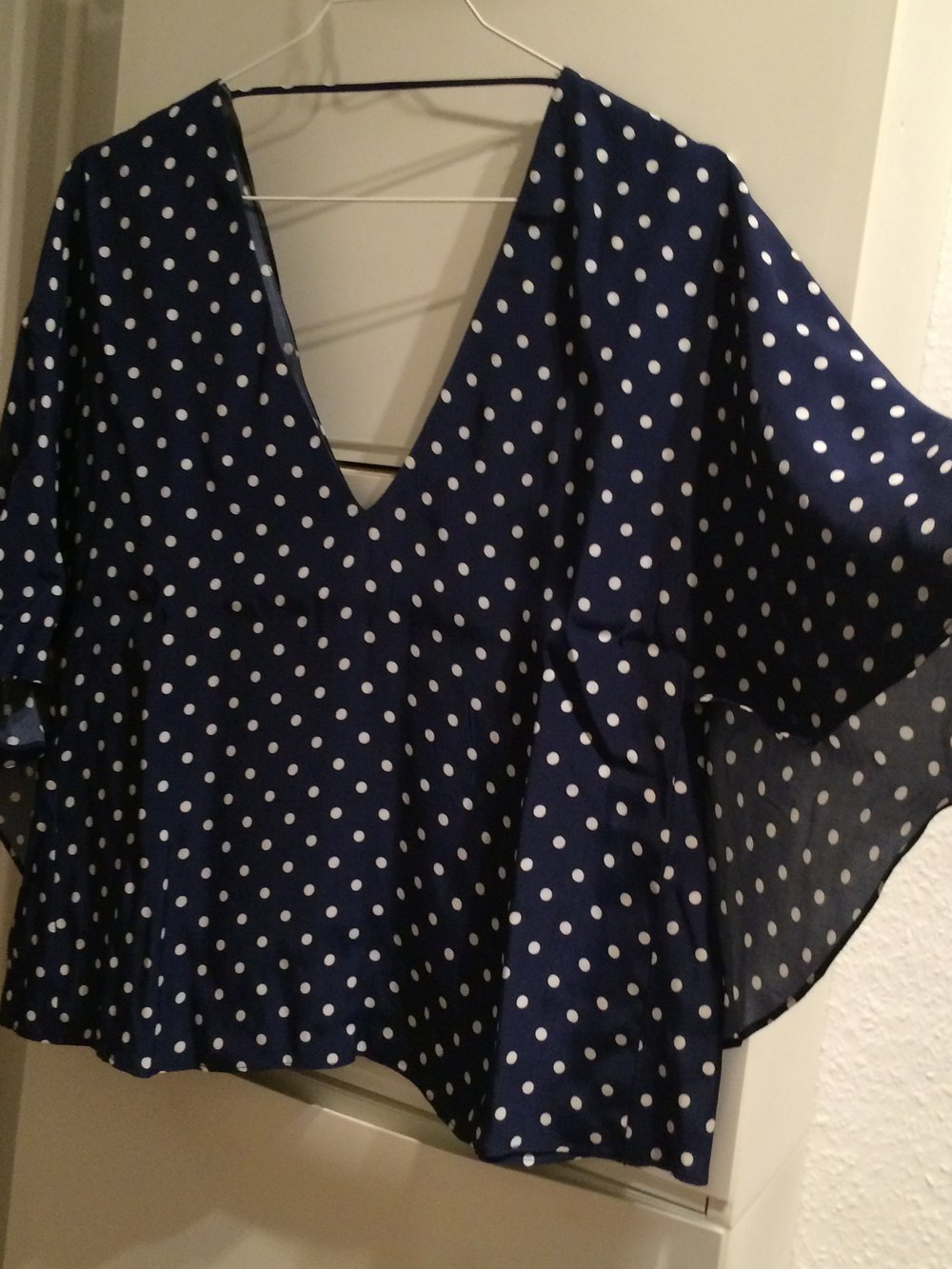 Cape-Bluse mit Rückenausschnitt