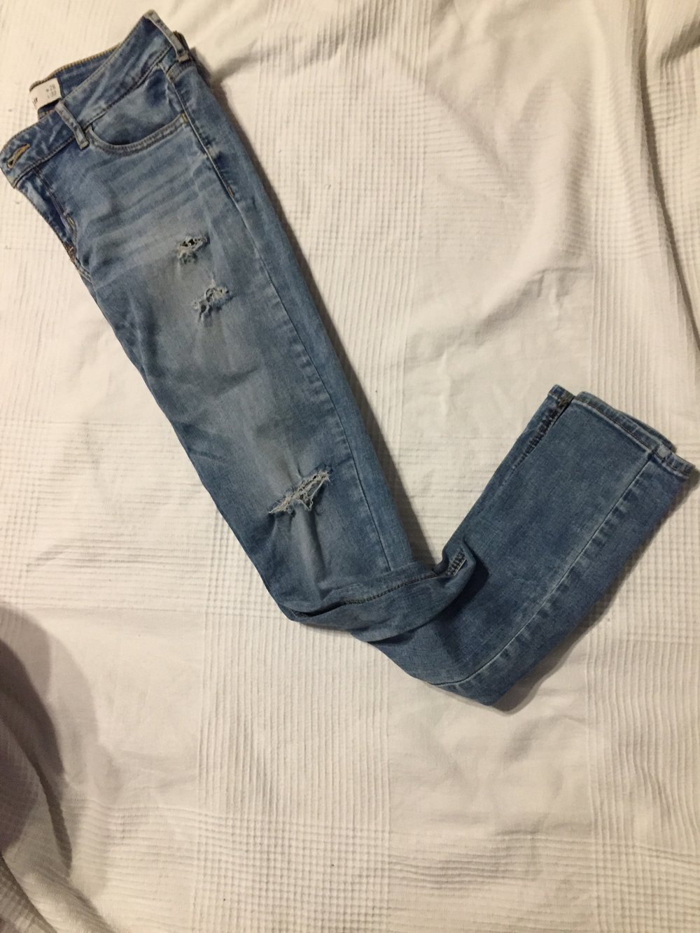 Hollister Jeans mit Löchern an den Knien