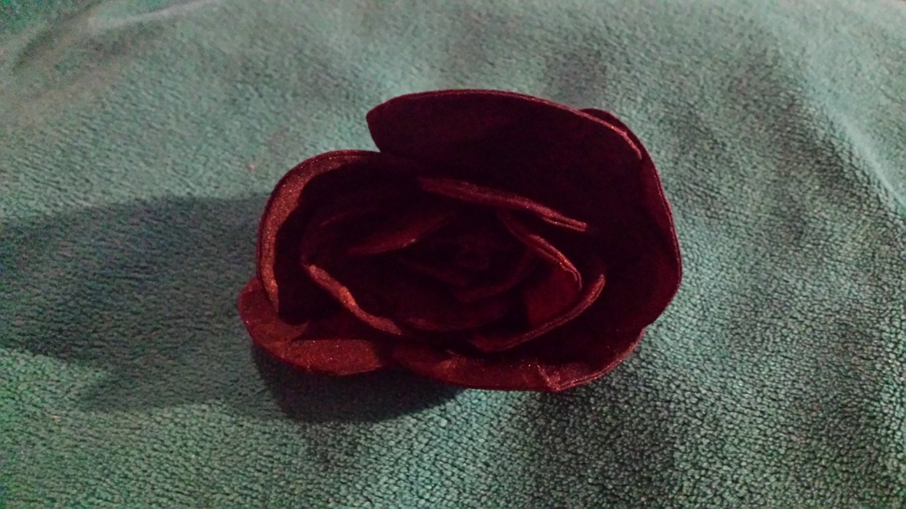 schwarze Rosenbrosche Stoff