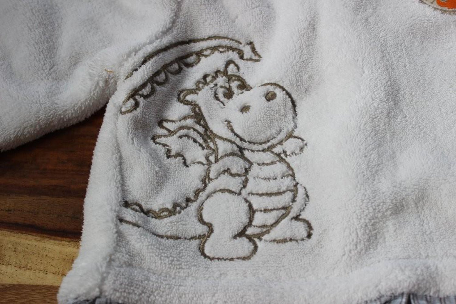 Süßer dicker Pullover