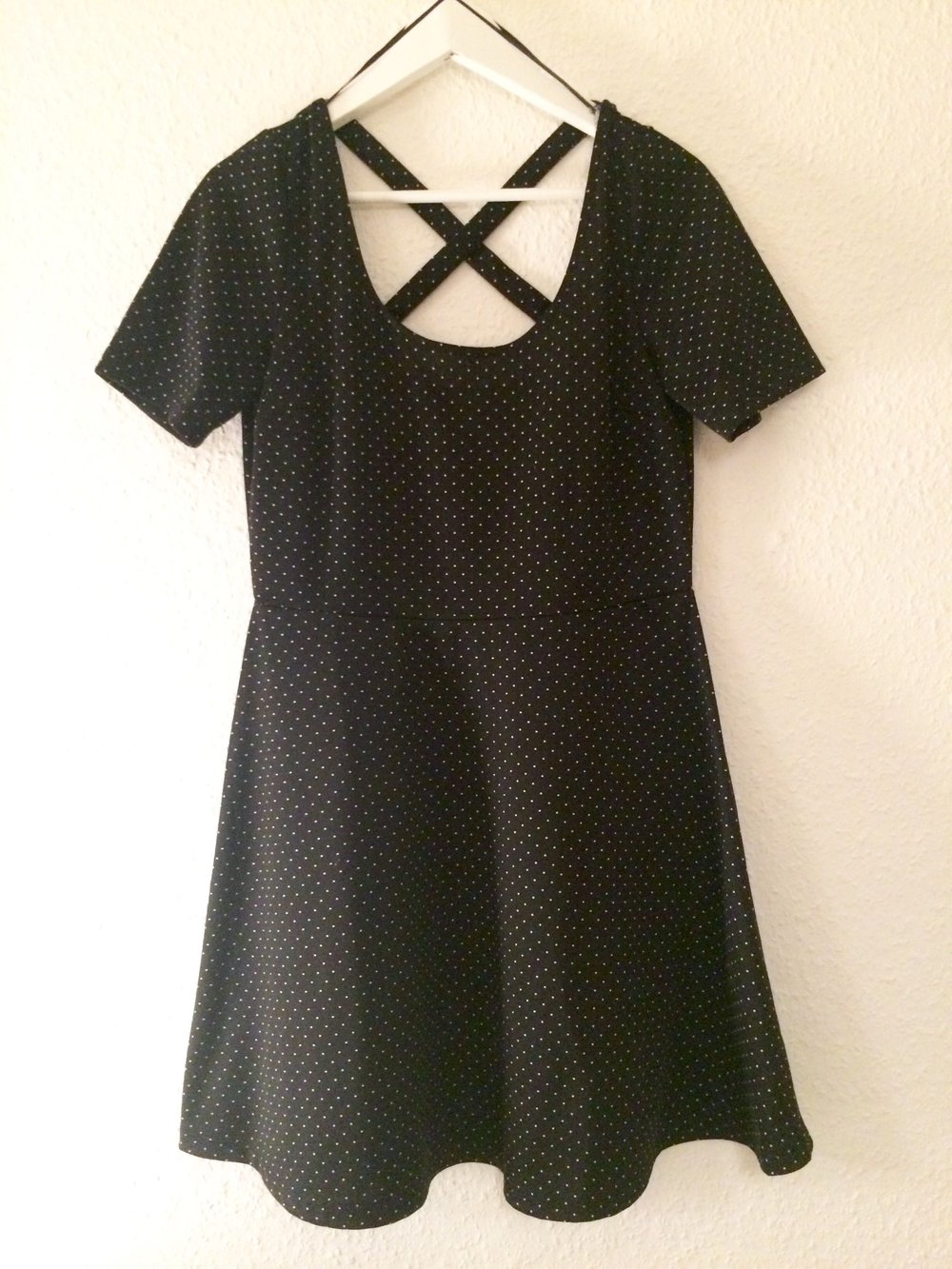 Schwarzes Kleid, gepunktet 