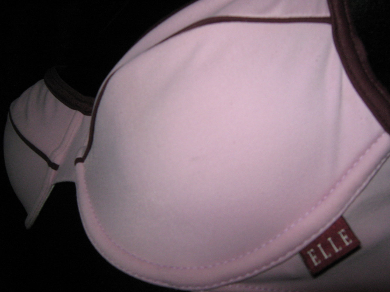 Edel, ausgefallen Bügel- Bikini mit Kontrast- Akzenten 