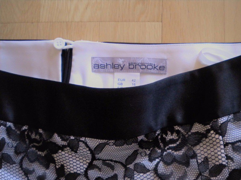 *** Neuer toller Stiftrock mit Spitze ***