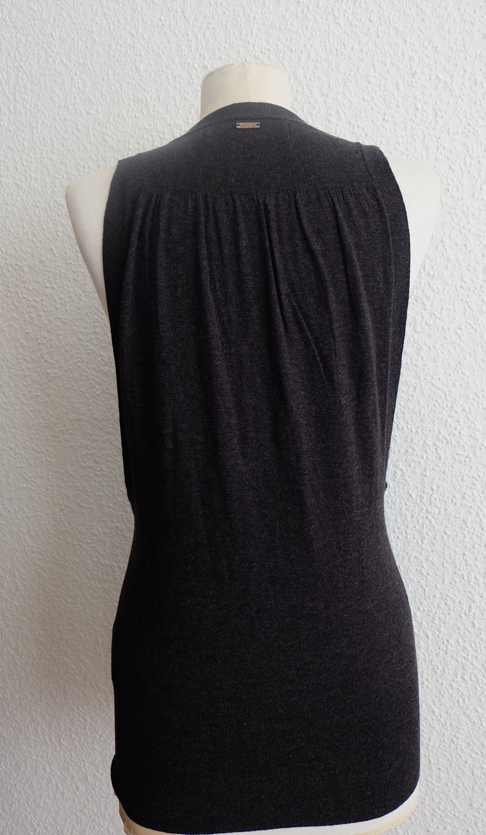 Strickweste Cardigan Plunder anthrazit mit glitzernden Palletten im Dekolleté