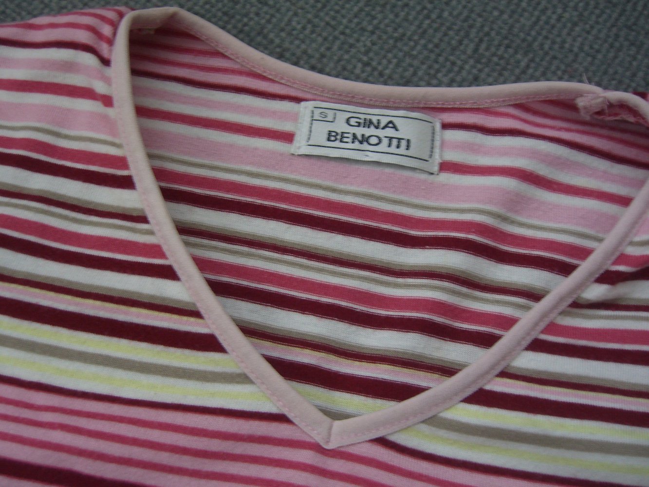 Gestreiftes T-Shirt mit V-Ausschnitt