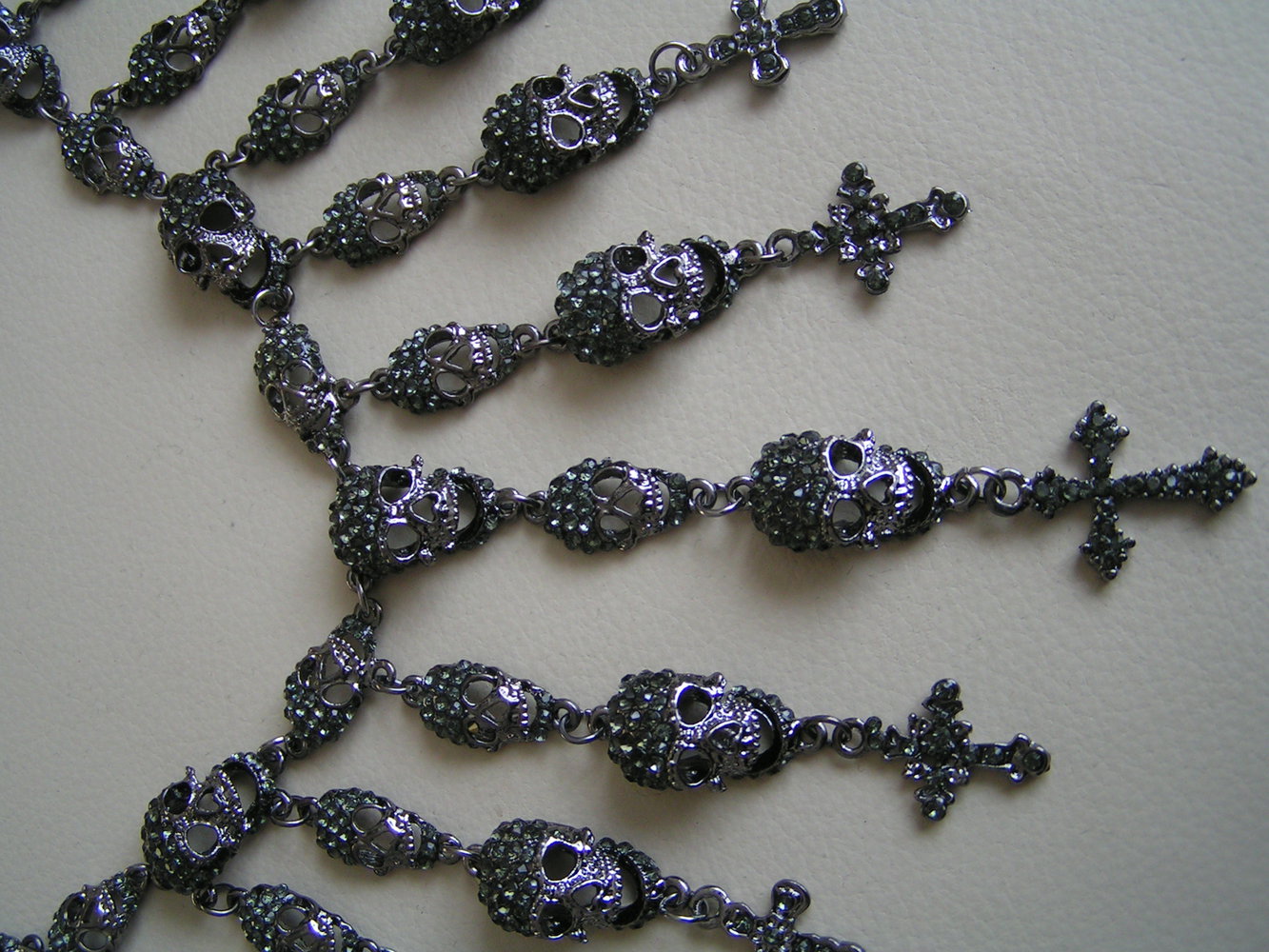 Traumhaft schöne Totenkopf Kreuz Kette Collier grau