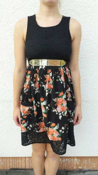 Wunderschönes Blumenkleid mit Spitze