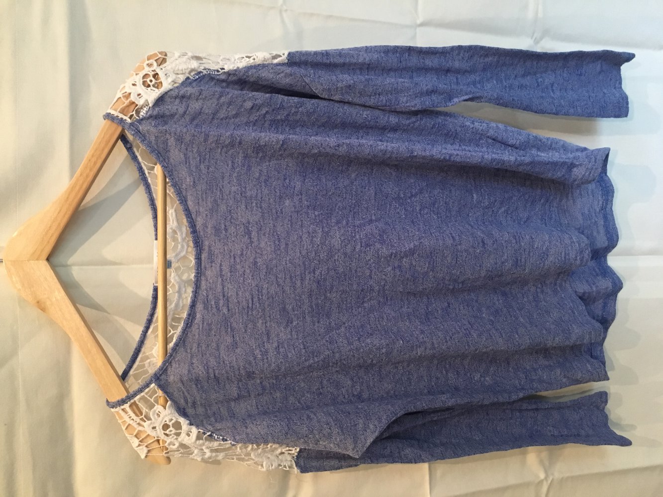 Blau weißes Shirt mit Spitze am Rücken