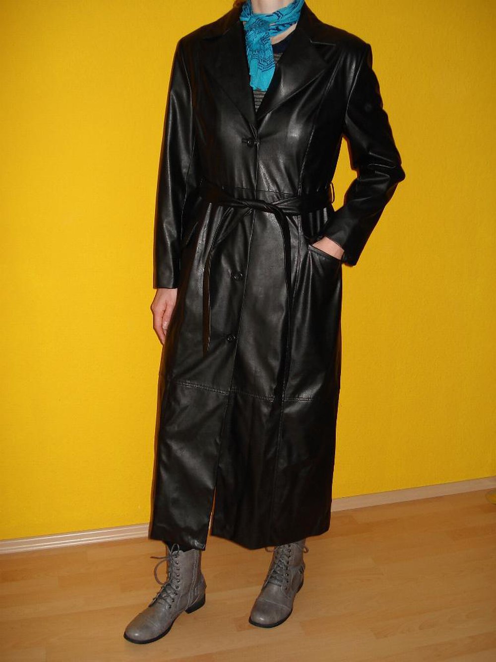 schwarzer langer Kunstledermantel