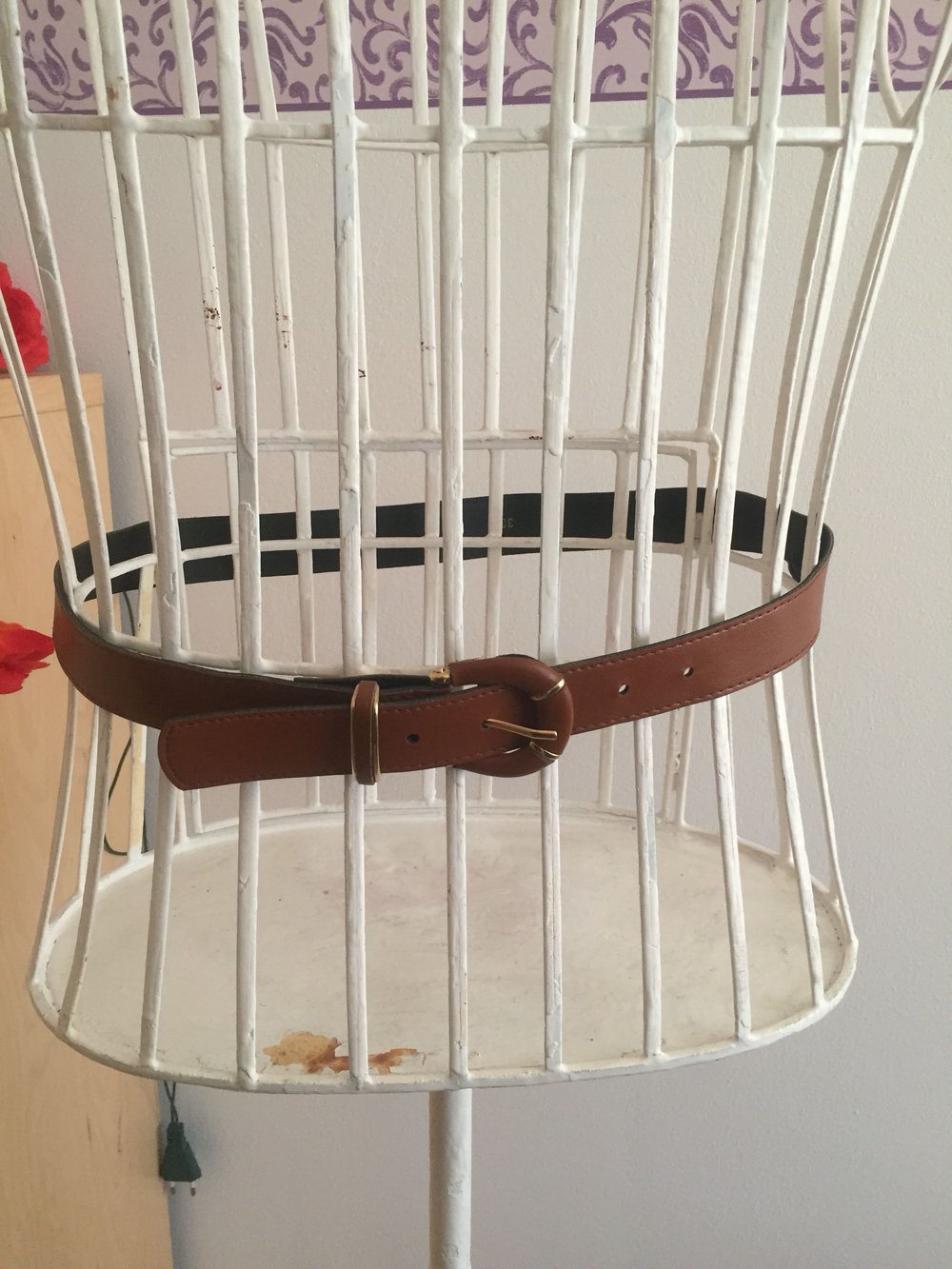 Brauner Gürtel mit goldfarbenen Elementen