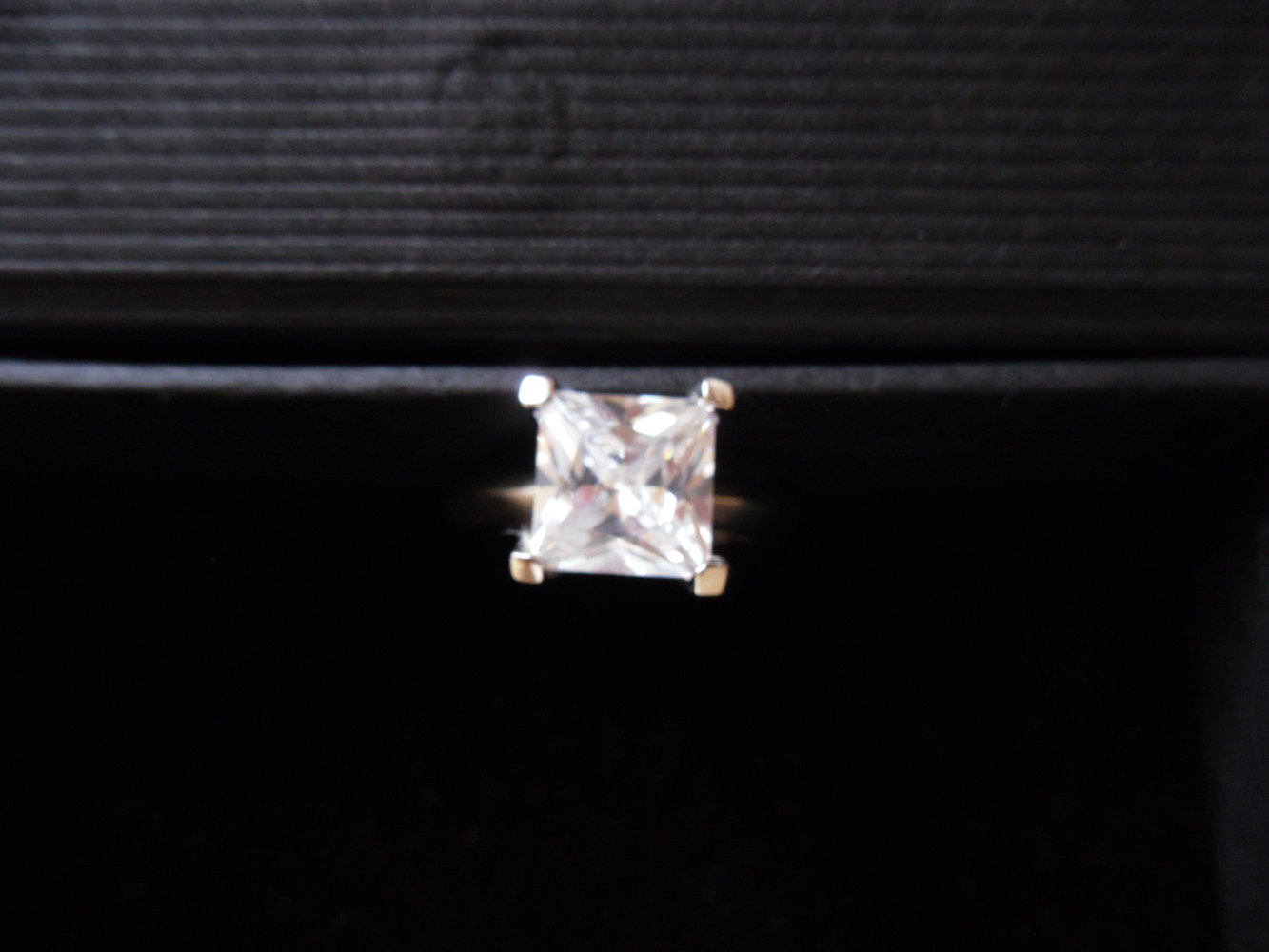 Silberring mit quadratischem Zirkoniastein 