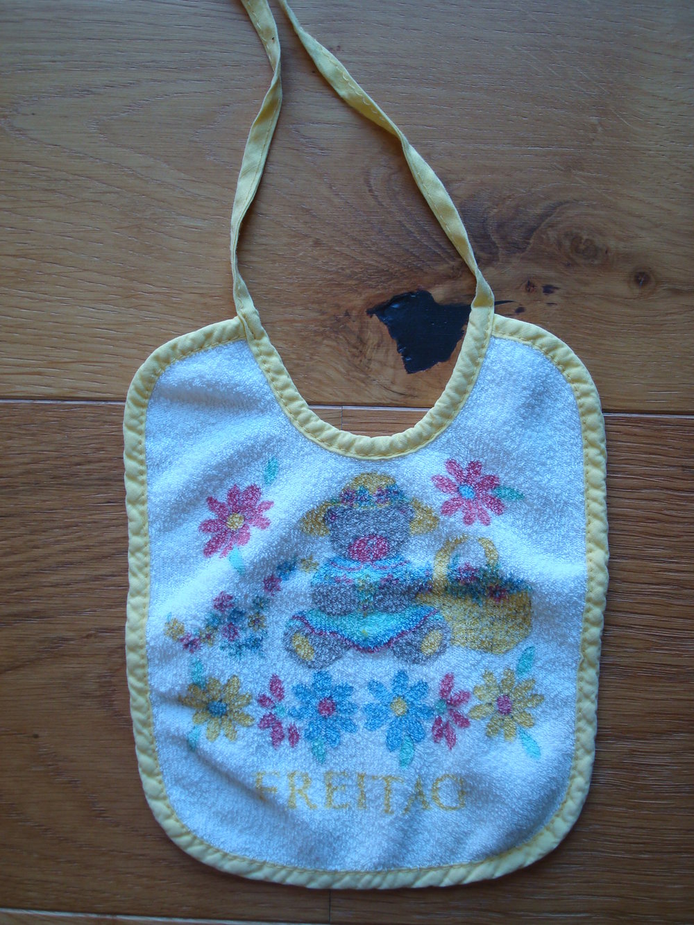 kleines Lätzchen zum Binden