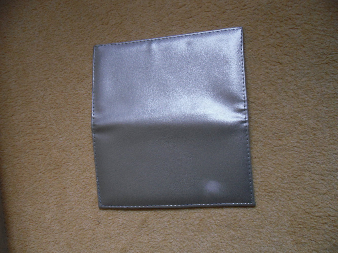 Silberfarbene Brieftasche, unbenutz