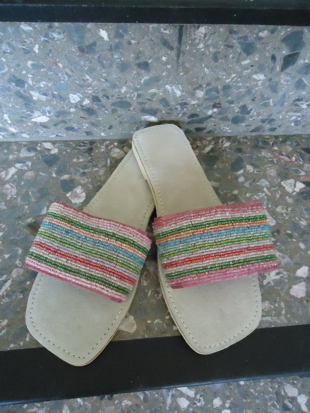 Schlappen mit hunderten von Perlen bestickt