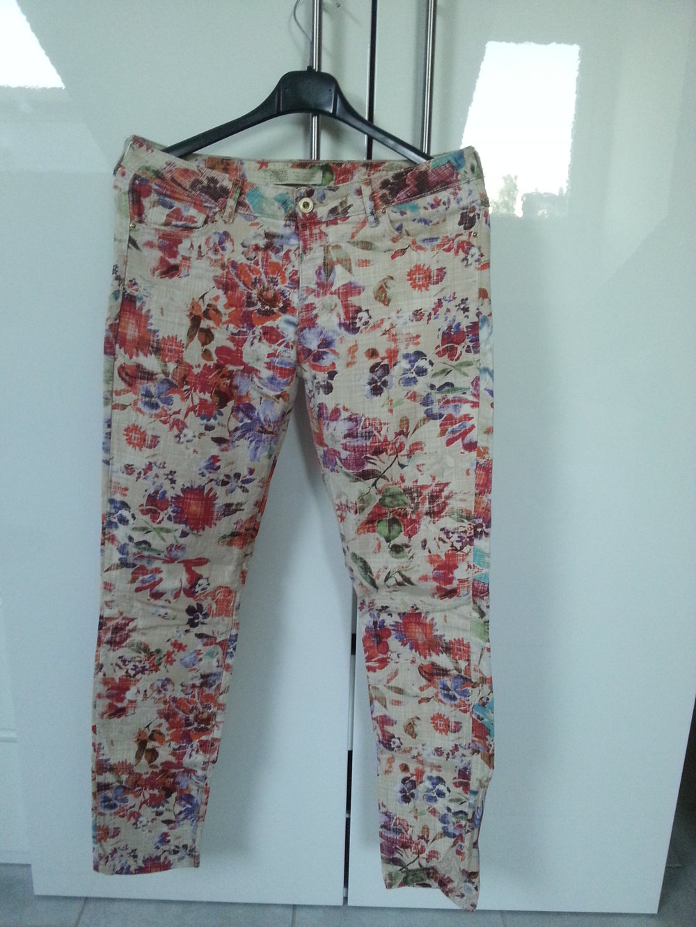 Zara Jeans mit Blumenmuster