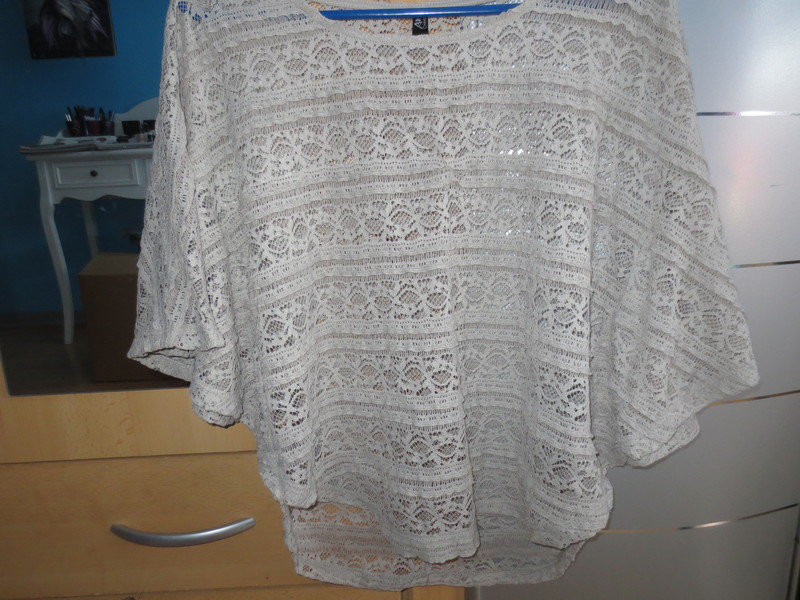 Grau-Beiges Top aus Spitze mit Fledermaus-Ärmeln