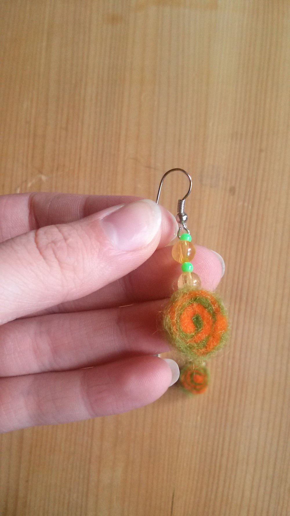 hübsche Ohrringe, selbstgemacht, gelb, orange, grün, Perlen, Filz, DIY