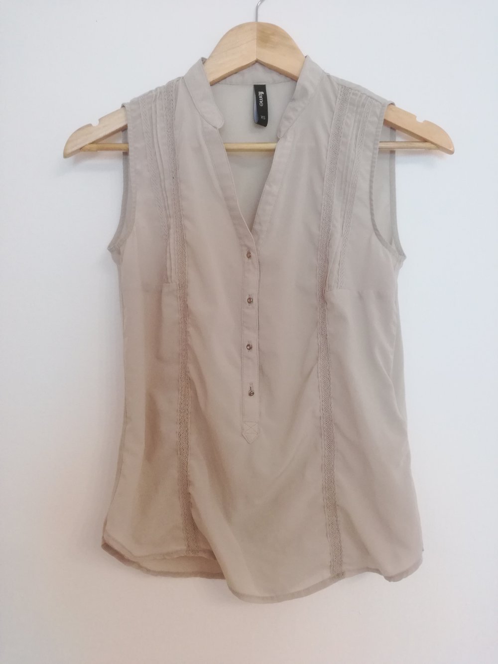 Helle Bluse mit hübschen Details