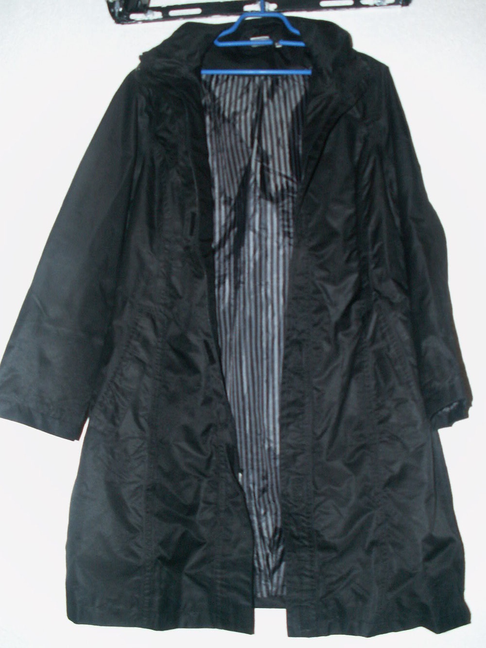 schwarze lange Übergangs-Jacke mit Kapuze
