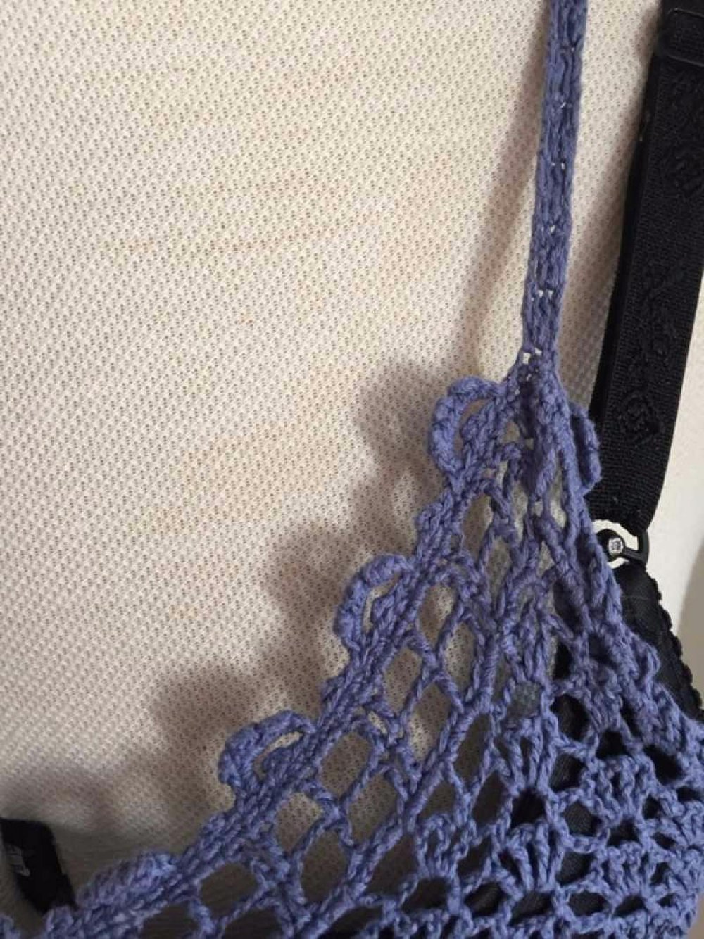 Süßes kleines Häkeltop von Mango, blau / lavendel 90s