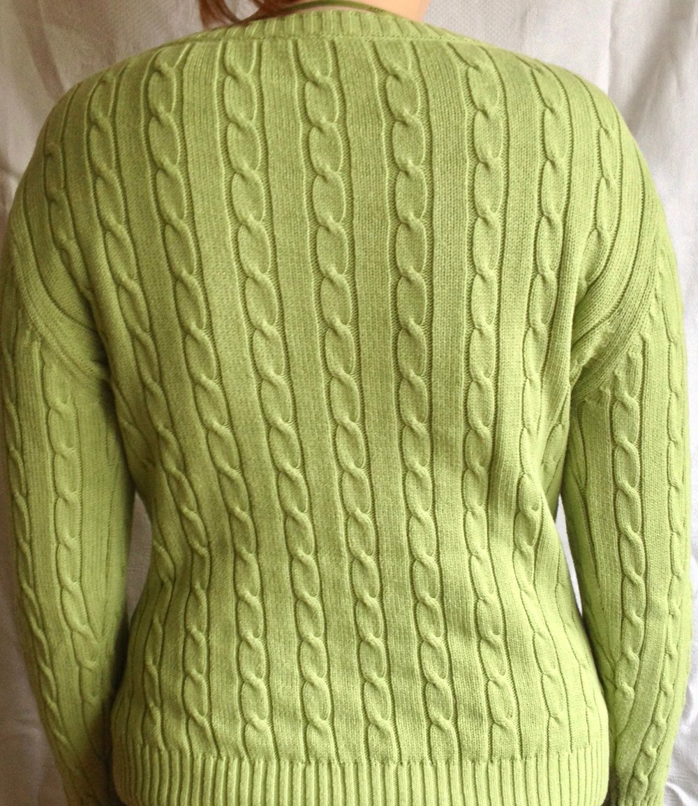 Schöner Pullover mit Zopfmuster von Joy