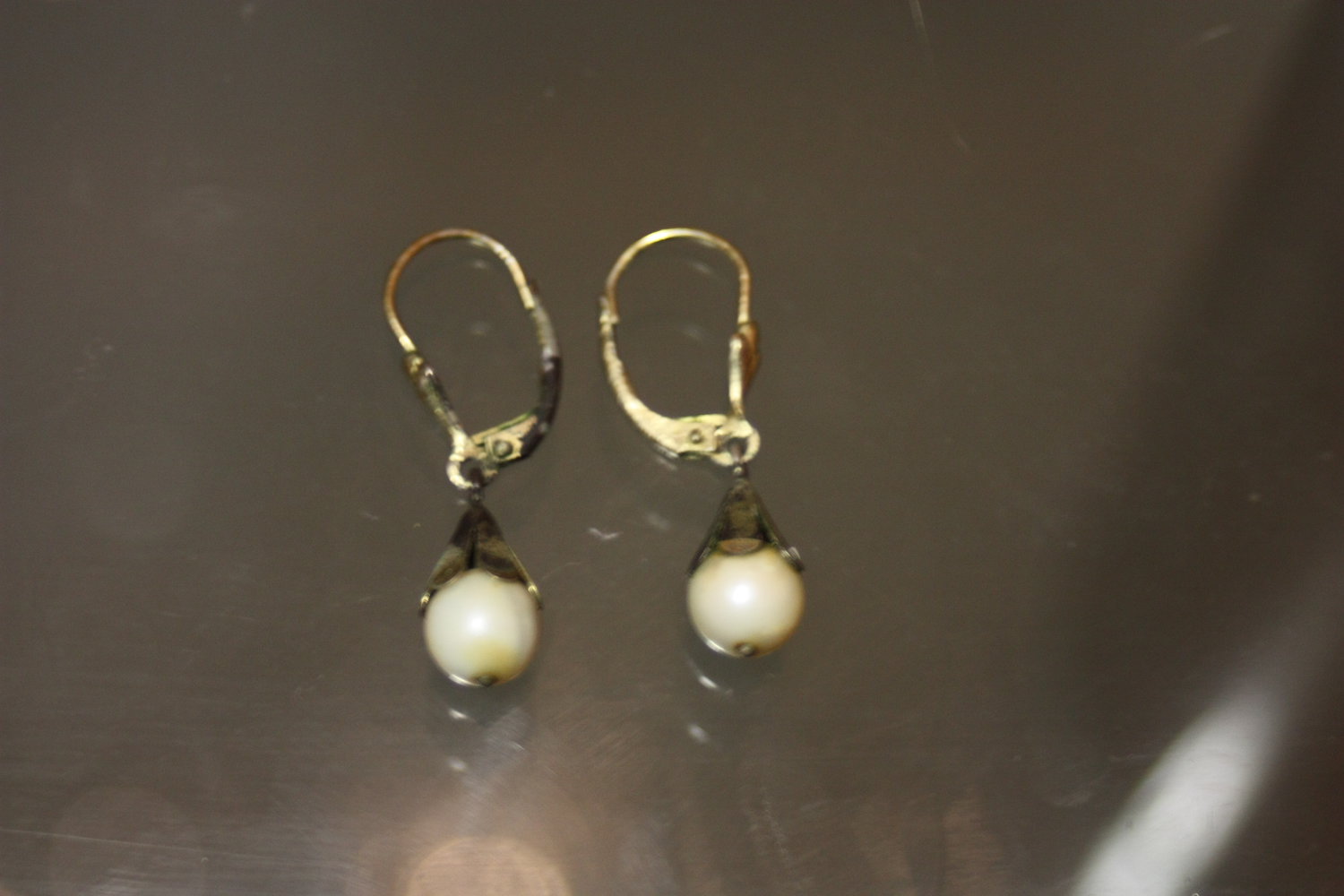 Süße kleine Ohrringe mit Perle